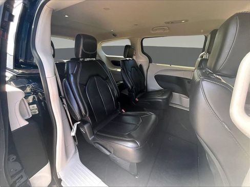 Used 2023 Chrysler Pacifica Touring-L FWD image 28