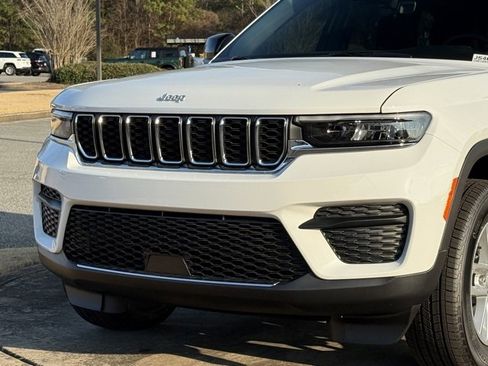 New 2025 Jeep Grand Cherokee Laredo image 10