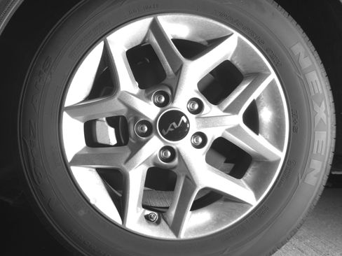 Used 2025 Kia Soul LX w/ LX Technology Package FWD image 12