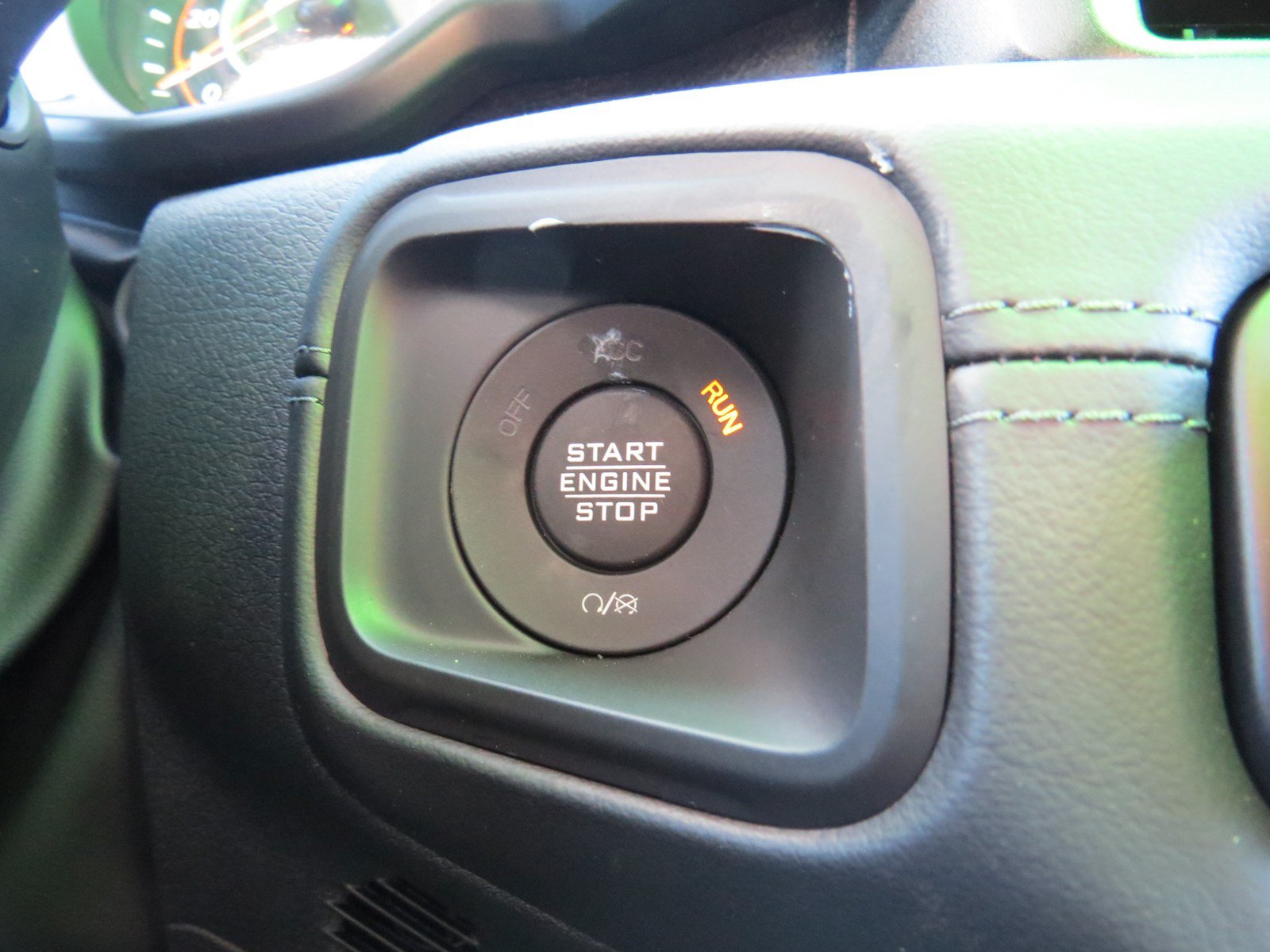 Used 2025 Jeep Gladiator Mojave AWD/4WD image 23