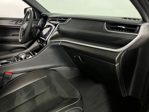 Used 2025 Jeep Grand Cherokee Altitude image 32