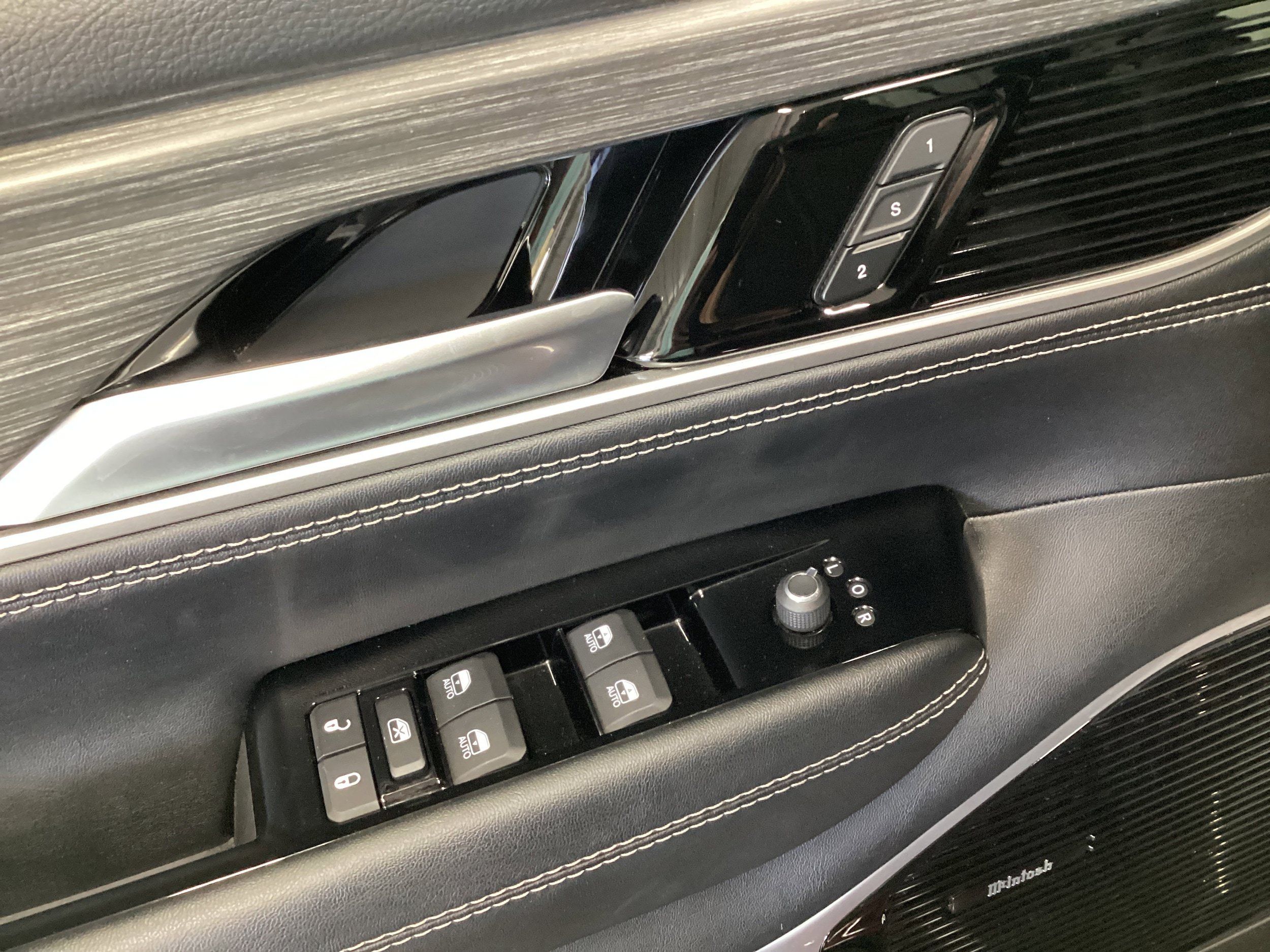 Used 2024 Jeep Wagoneer Series III w/ Premium Group I AWD/4WD image 14