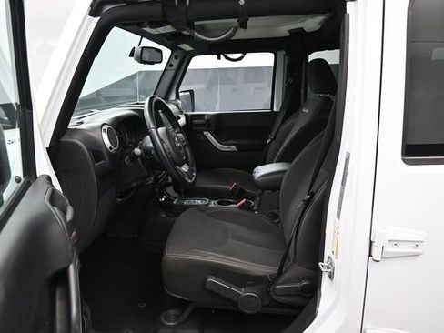 Used 2016 Jeep Wrangler Unlimited Sahara w/ Connectivity Group image 9