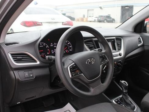 Used 2021 Hyundai Accent SE FWD image 2