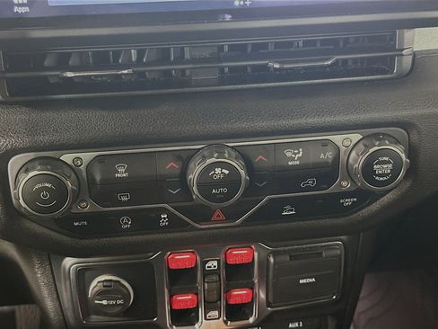 Used 2024 Jeep Gladiator Sport AWD/4WD image 23