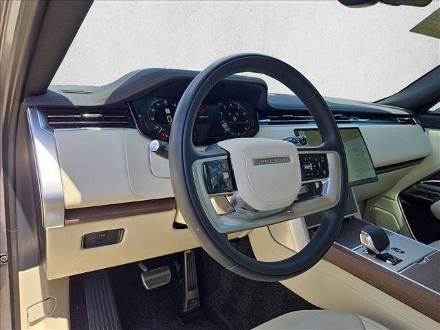 Used 2025 Land Rover Range Rover SE AWD/4WD image 11