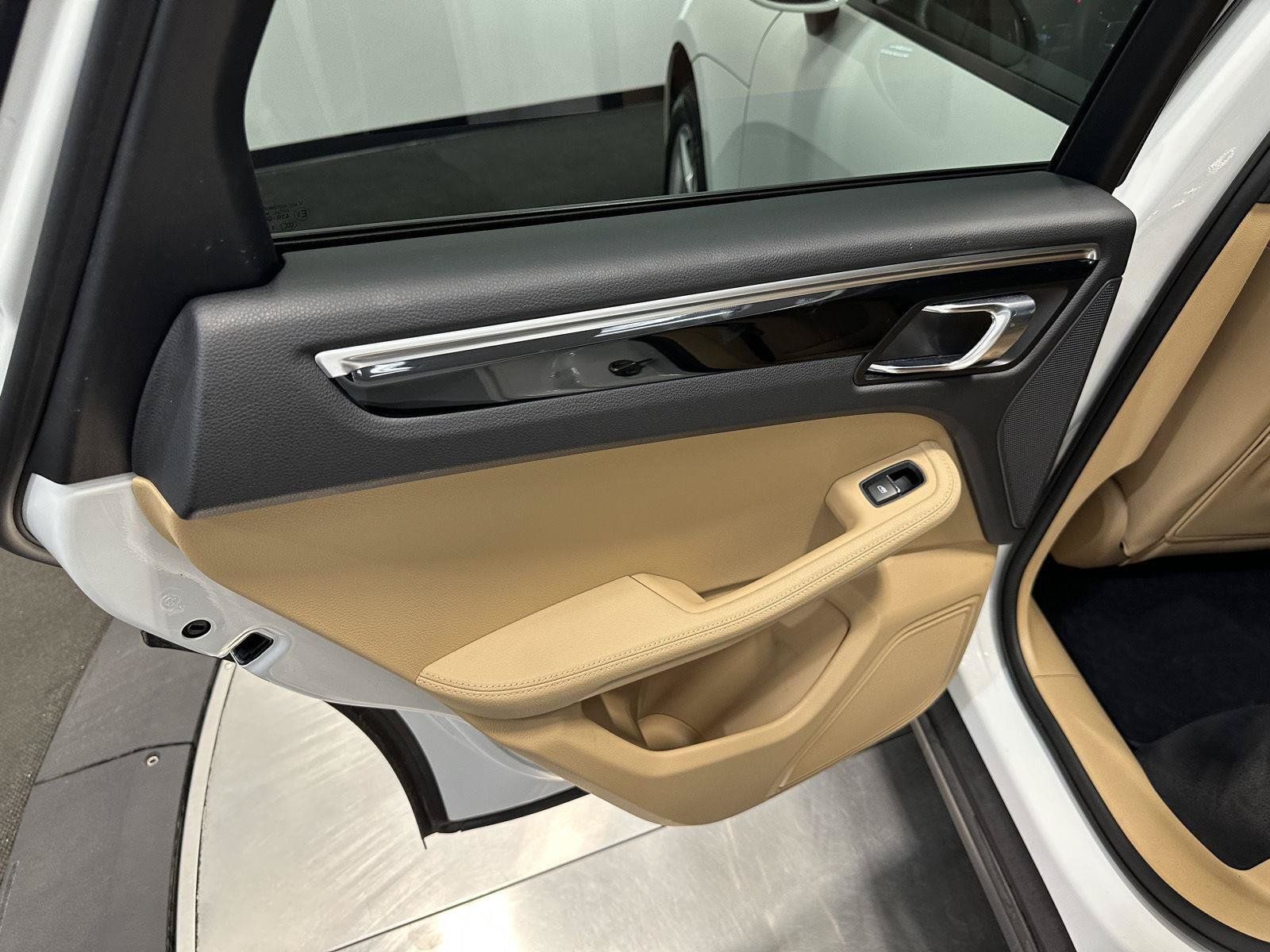 Used 2018 Porsche Macan AWD/4WD image 32