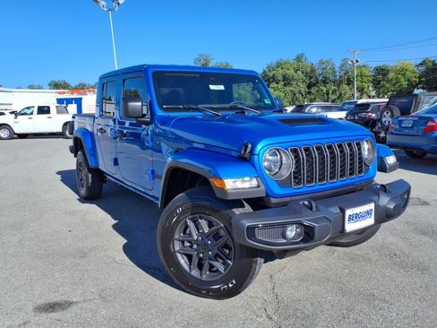 New 2025 Jeep Gladiator Sport image 2