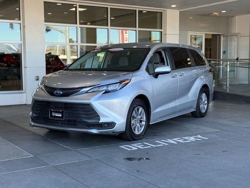 Used 2024 Toyota Sienna LE image 2