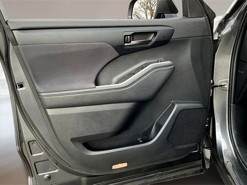 Used 2023 Toyota Highlander L image 17