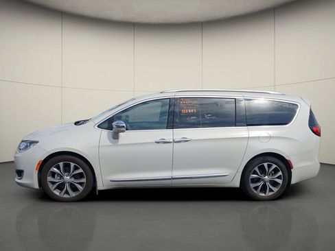 Used 2017 Chrysler Pacifica Limited image 4