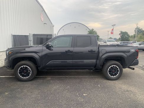 Used 2024 Toyota Tacoma TRD Off-Road w/ TRD Off Road Upgrade Package AWD/4WD image 5