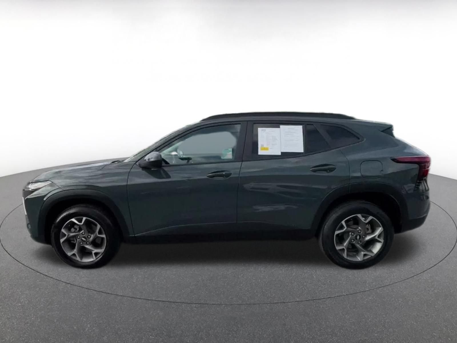 Used 2025 Chevrolet Trax LT w/ LT Convenience Package FWD image 7