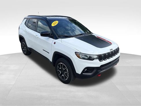 Used 2025 Jeep Compass Trailhawk AWD/4WD image 9