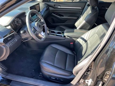 Used 2023 Nissan Altima 2.5 SR w/ SR Premium Package image 3