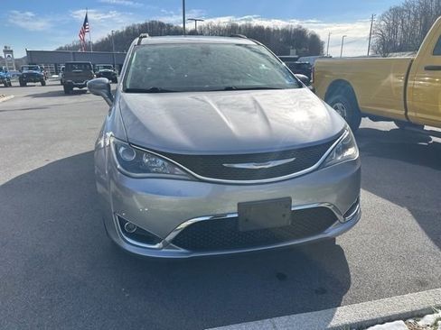 Used 2017 Chrysler Pacifica Touring-L w/ Tire & Wheel Group image 25