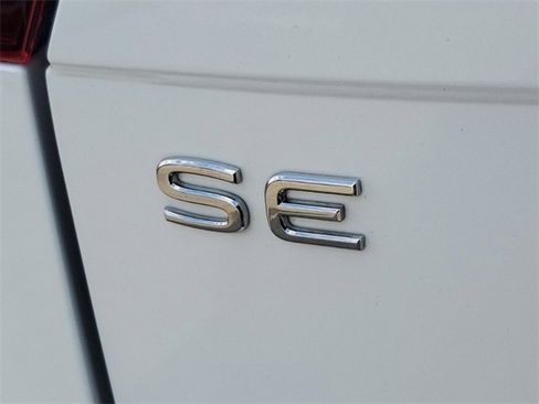 Used 2023 Volkswagen Tiguan SE w/ Panoramic Sunroof Package image 7