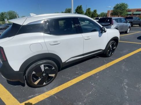 Used 2025 Nissan Kicks SR w/ SR Premium Package AWD/4WD image 2