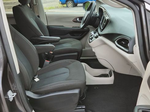 Used 2023 Chrysler Voyager LX FWD image 31
