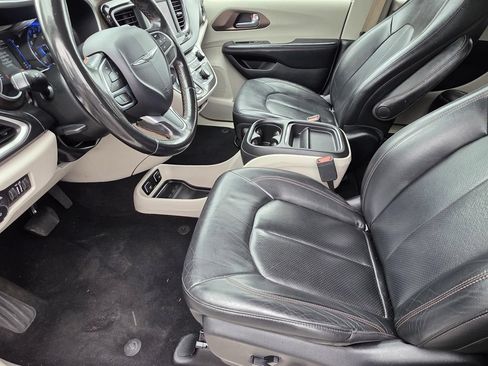 Used 2019 Chrysler Pacifica Touring-L FWD image 7