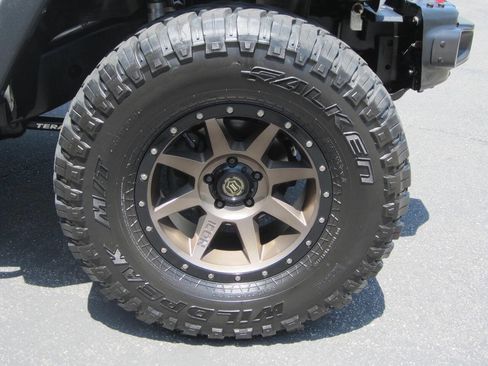 Used 2017 Jeep Wrangler Unlimited Rubicon AWD/4WD image 9