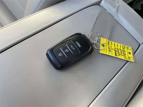 Used 2023 Toyota Highlander XLE image 35