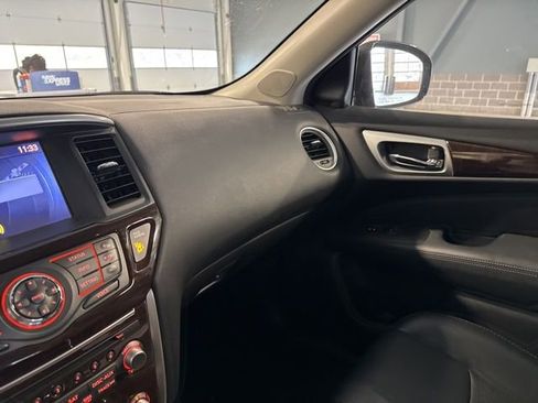 Used 2016 Nissan Pathfinder Platinum image 3