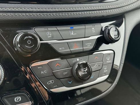 Used 2022 Chrysler Pacifica Touring-L w/ S Appearance Package image 18