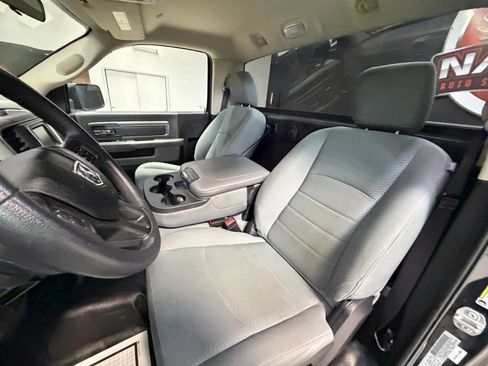 Used 2018 RAM 1500 Express RWD image 29