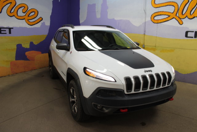 Used 2018 Jeep Cherokee Trailhawk AWD/4WD image 2