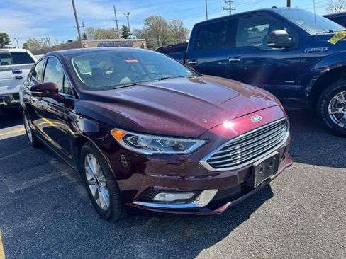 Used 2017 Ford Fusion SE w/ Fusion SE Technology Package image 4