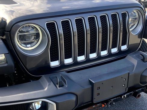 Used 2018 Jeep Wrangler Unlimited Sahara AWD/4WD image 31