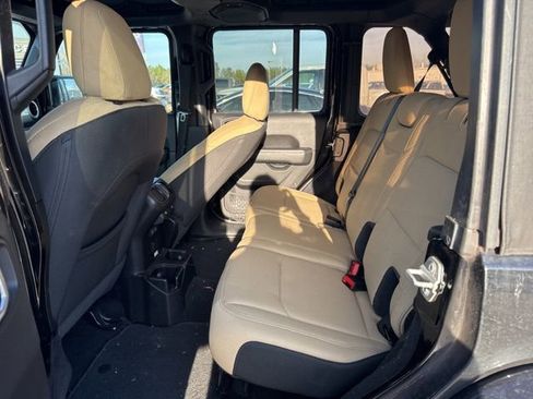 Used 2020 Jeep Wrangler Unlimited Sahara image 12