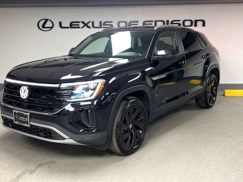 Used 2025 Volkswagen Atlas Cross Sport SE w/ Black Wheel Package image 3