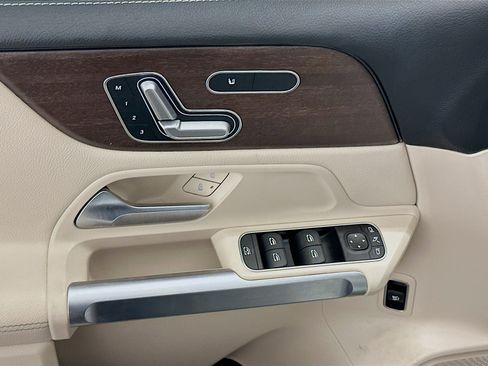 Used 2021 Mercedes-Benz GLB 250 4MATIC image 15