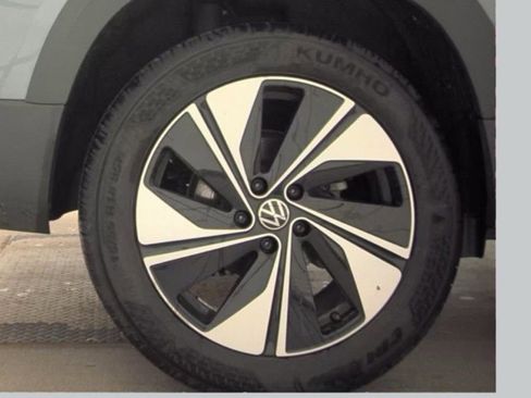 Used 2025 Volkswagen Taos SE AWD/4WD image 22