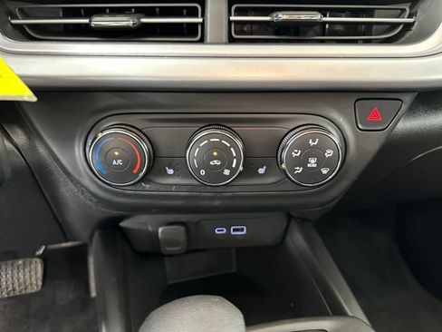 Used 2024 Chevrolet Trax RS w/ Sunroof Package image 30