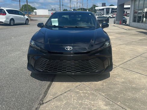 Used 2025 Toyota Camry SE image 2