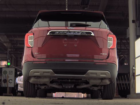 Used 2024 Ford Explorer XLT w/ Equipment Group 202A AWD/4WD image 15