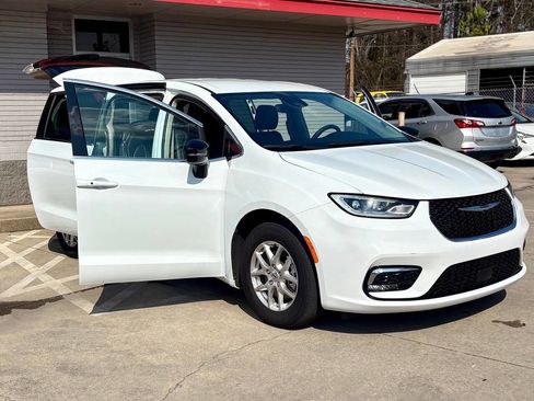 Used 2024 Chrysler Pacifica Touring-L image 9