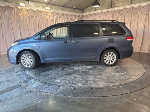 Used 2013 Toyota Sienna Limited image 8