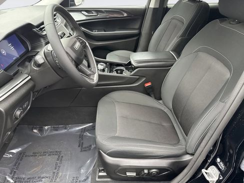 Used 2023 Jeep Grand Cherokee Laredo image 11