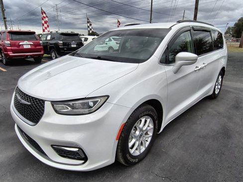 Used 2022 Chrysler Pacifica Touring-L image 1