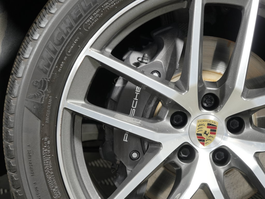 Certified 2024 Porsche Macan w/ Premium Plus Package AWD/4WD image 17