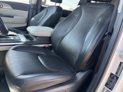 Used 2023 Kia Carnival LX FWD image 29