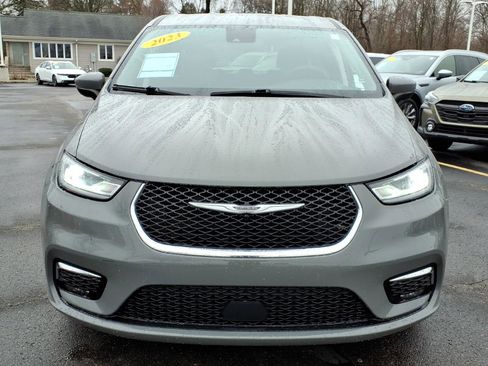 Used 2023 Chrysler Pacifica Touring-L image 2