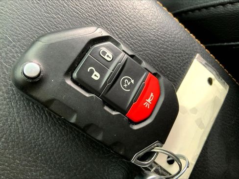 Certified 2025 Jeep Wrangler Sahara w/ Dual Top Group image 12