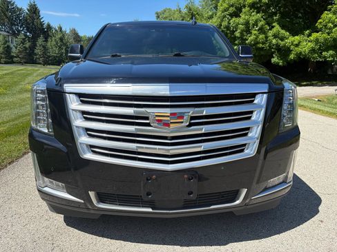 Used 2018 Cadillac Escalade Platinum AWD/4WD image 2