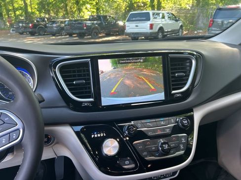 Used 2024 Chrysler Pacifica Touring-L FWD image 19