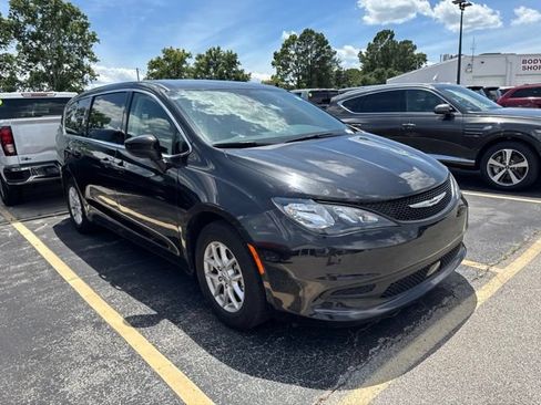 Used 2023 Chrysler Voyager LX FWD image 6